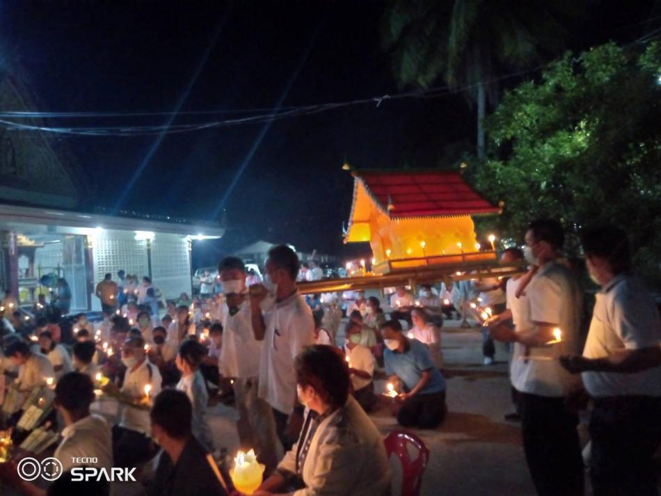 องค์การบริหารส่วนตำบลศรีสมเด็จ ร่วมกับผู้นำชุมชนและประชาชนตำบลศรีสมเด็จ ร่วมทอดถวายปราสาทผึ้งและเดินเวียนเทียน ในวันออกพรรษา ประจำปี 2565 (19 ภาพ)