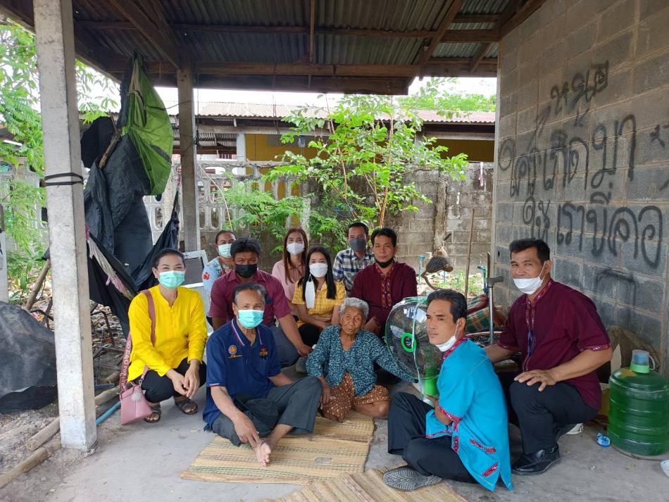  มอบพัดลม บริจาค ให้กับนางบุญมี สุระเสียง  บ้านคำกั้ง หมู่ที่ ซึ่งเป็นผู้สูงอายุที่มีภาวะพึ่งพิง (2 ภาพ)
