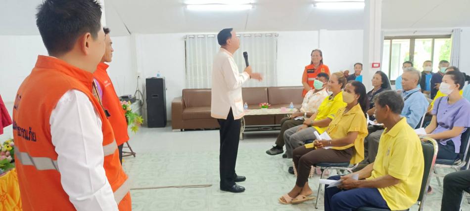 มอบเงินทดรองจ่ายราชการช่วยเหลือผู้ประสบวาตภัย