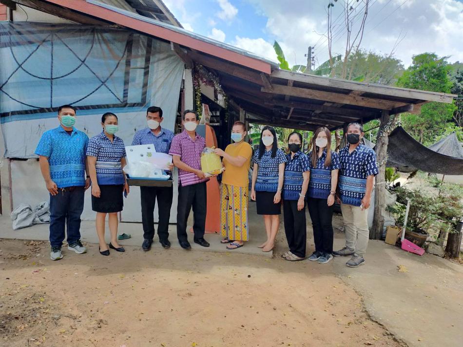 มอบสิ่งของอุปกรณ์ไปให้แม่วัยรุ่นที่สมัครเข้าร่วมโครงการ อุ่นใจ อาสา พัฒนาอาชีพ แม่เลี้ยงเดี่ยว 