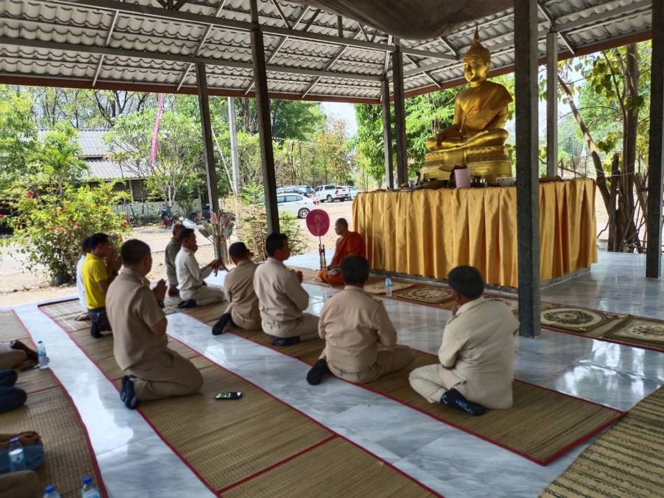 ลงร่วมทำบุญที่วัดศรีมงคลบ้านคำกั้ง หมู่ที่ 4 ตำบลศรีสมเด็จ พร้อมรับฟังพระเทศนากับพระ (3 ภาพ)