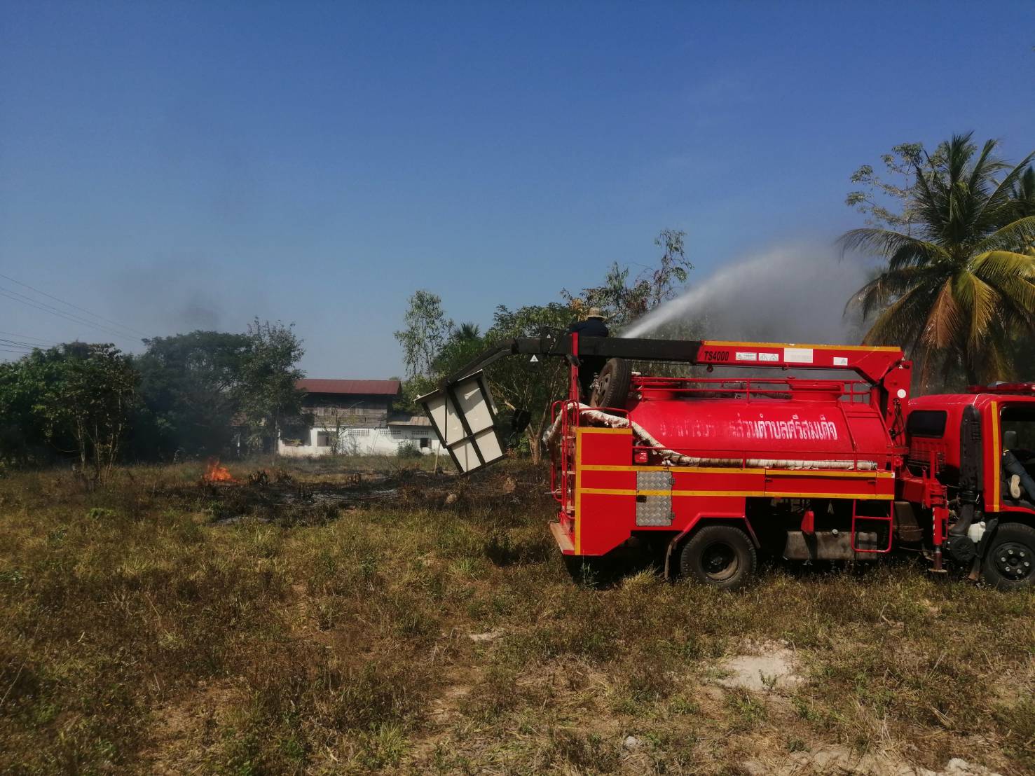ดับเพลิงไฟไหม้ในพื้นที่ตำบลศรีสมเด็จ